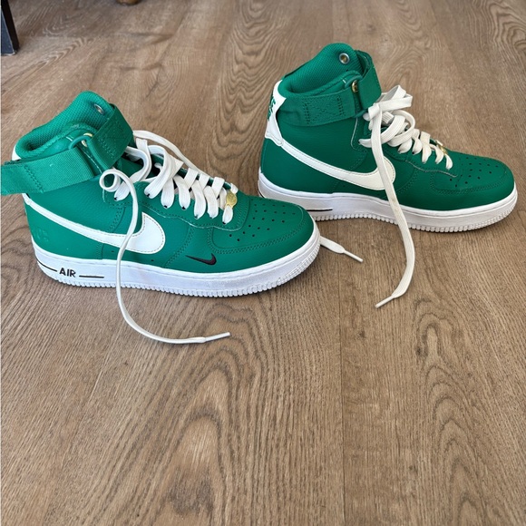 Nike Women's Air Force 1 High SE '40th Anniversary' in the 'Malachite' colorway - Picture 4 of 5